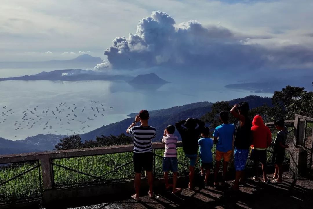 恐怖! 旅游胜地火山爆发 引发75场地震 30万人紧急撤离 现场如同末日!
