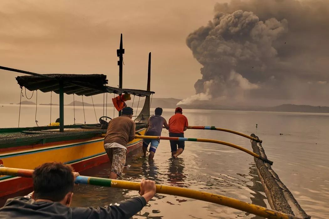恐怖! 旅游胜地火山爆发 引发75场地震 30万人紧急撤离 现场如同末日!