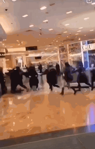 一群中国人在巴黎丢了体面：华人摔倒在地仍匍匐前进！被老外吐槽：“像叫花子”！保安高举中文“不能跑”！