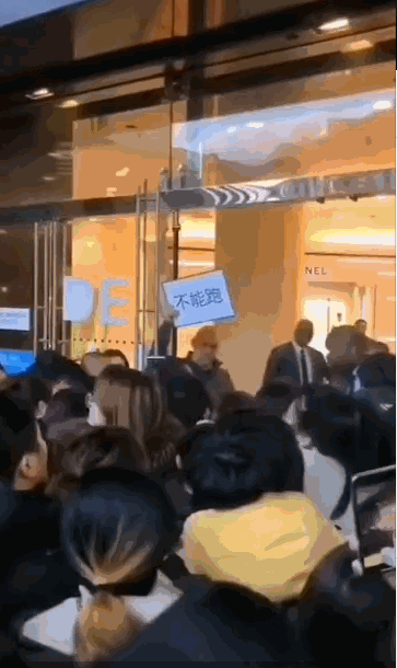 一群中国人在巴黎丢了体面：华人摔倒在地仍匍匐前进！被老外吐槽：“像叫花子”！保安高举中文“不能跑”！