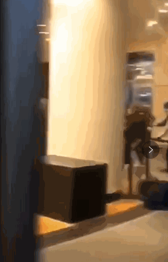 一群中国人在巴黎丢了体面：华人摔倒在地仍匍匐前进！被老外吐槽：“像叫花子”！保安高举中文“不能跑”！