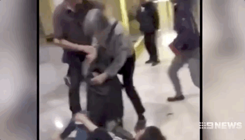 一群中国人在巴黎丢了体面：华人摔倒在地仍匍匐前进！被老外吐槽：“像叫花子”！保安高举中文“不能跑”！