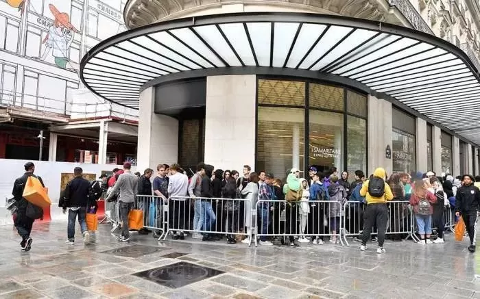 一群中国人在巴黎丢了体面：华人摔倒在地仍匍匐前进！被老外吐槽：“像叫花子”！保安高举中文“不能跑”！