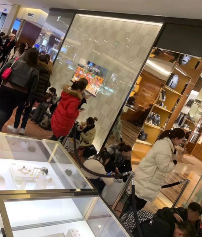 一群中国人在巴黎丢了体面：华人摔倒在地仍匍匐前进！被老外吐槽：“像叫花子”！保安高举中文“不能跑”！