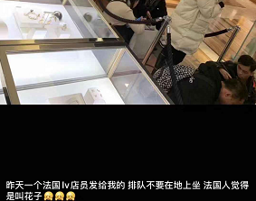 一群中国人在巴黎丢了体面：华人摔倒在地仍匍匐前进！被老外吐槽：“像叫花子”！保安高举中文“不能跑”！
