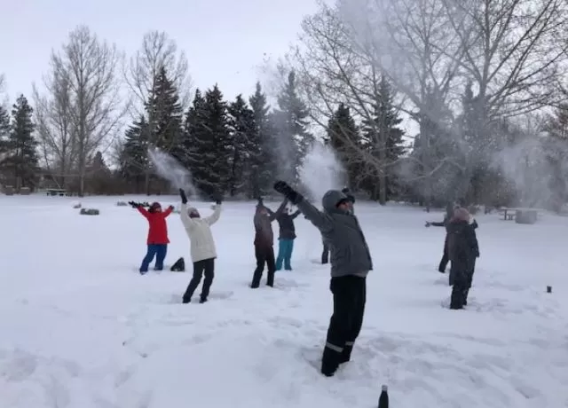 笑喷! UBC学子群体裸奔 大爷大妈激情热舞 一场大雪让温村全体疯狂!