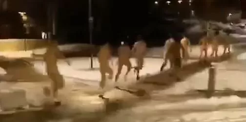 笑喷! UBC学子群体裸奔 大爷大妈激情热舞 一场大雪让温村全体疯狂!