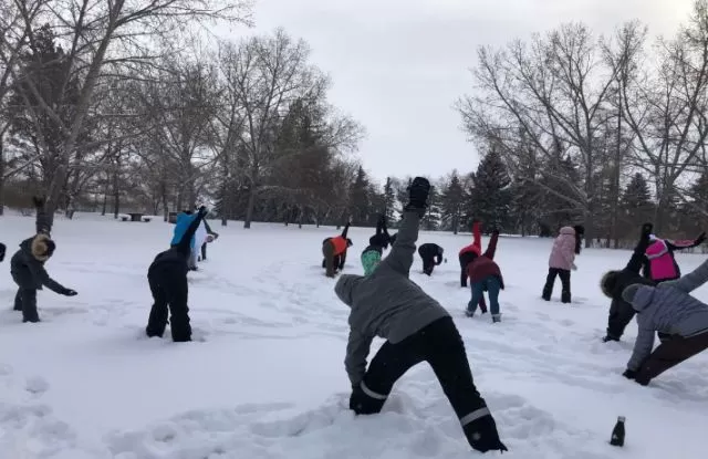 笑喷! UBC学子群体裸奔 大爷大妈激情热舞 一场大雪让温村全体疯狂!