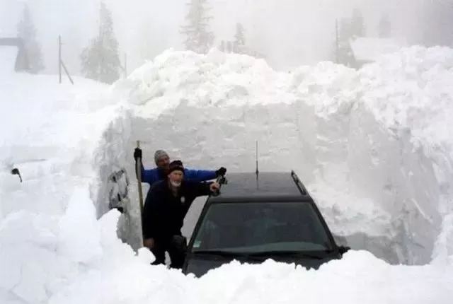 笑喷! UBC学子群体裸奔 大爷大妈激情热舞 一场大雪让温村全体疯狂!