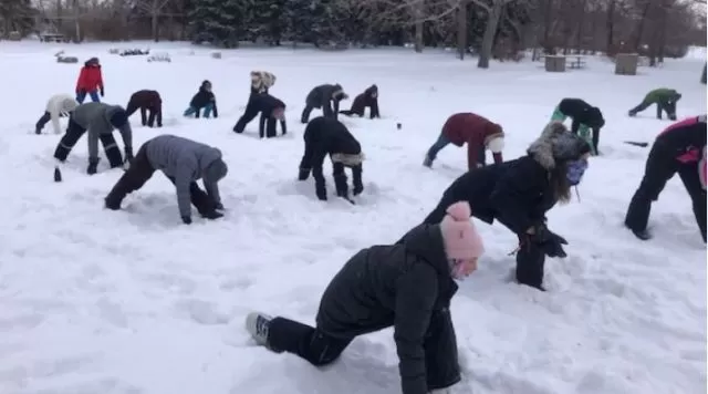 笑喷! UBC学子群体裸奔 大爷大妈激情热舞 一场大雪让温村全体疯狂!