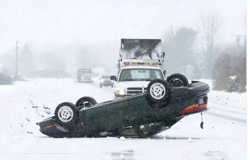 恐怖雪灾! 温哥华已废! 车祸满城 全面瘫痪! 政府跪求民众别出门了!