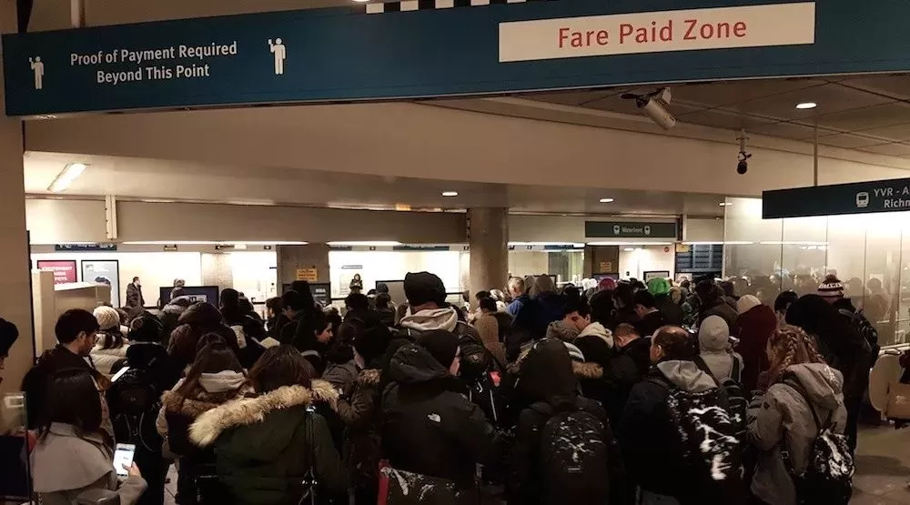 恐怖雪灾! 温哥华已废! 车祸满城 全面瘫痪! 政府跪求民众别出门了!