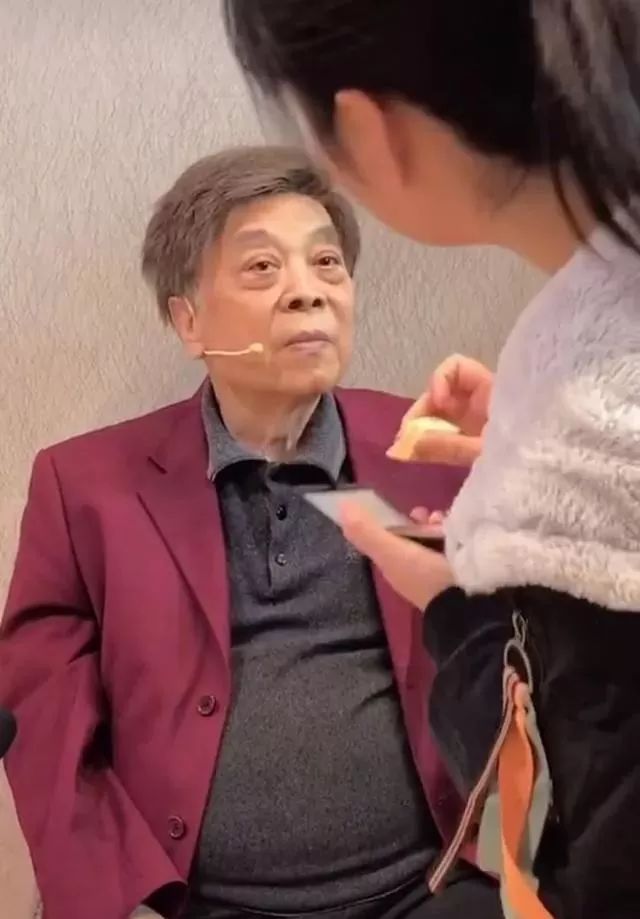 赵忠祥患鳞癌去世! 腿疼就医查出晚期 10亿遗产不给儿子全给他!