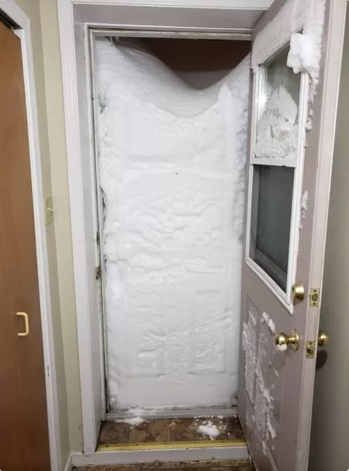 加拿大遭遇怪兽级雪灾! 75cm暴雪
