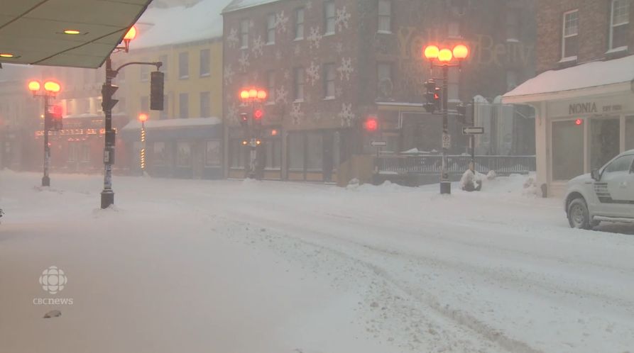 加拿大遭遇怪兽级雪灾! 75cm暴雪