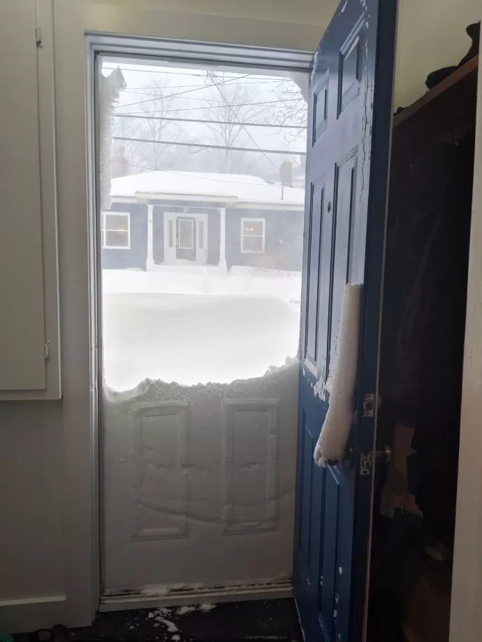 加拿大遭遇怪兽级雪灾! 75cm暴雪
