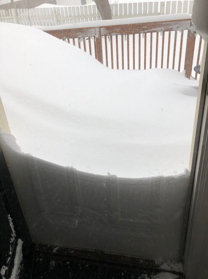 加拿大遭遇怪兽级雪灾! 75cm暴雪