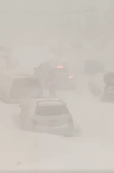 加拿大遭遇怪兽级雪灾! 75cm暴雪