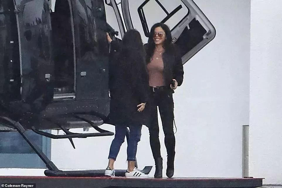 史上最强小三上位成功! 爆乳依偎贝佐斯 礼服开到肚脐眼