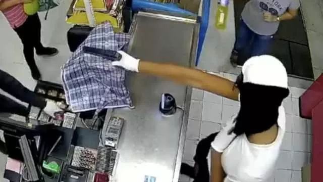 惊! 华人大妈当街遭捅刺身亡! 38名中国游客被抢光 这里还能去吗?