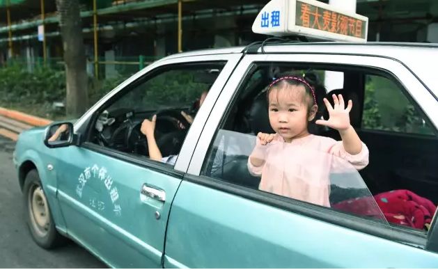 催泪! 周迅带女儿开出租爆红 感动全中国的背后 是多少妈妈的辛酸和爱?