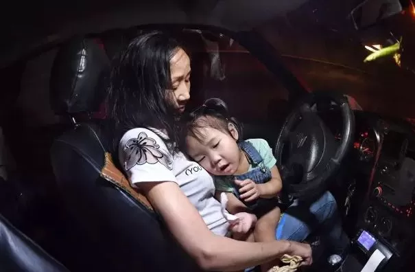 催泪! 周迅带女儿开出租爆红 感动全中国的背后 是多少妈妈的辛酸和爱?