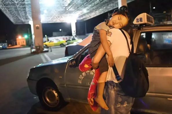 催泪! 周迅带女儿开出租爆红 感动全中国的背后 是多少妈妈的辛酸和爱?
