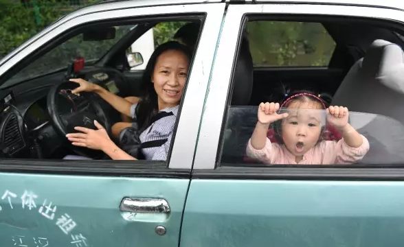 催泪! 周迅带女儿开出租爆红 感动全中国的背后 是多少妈妈的辛酸和爱?
