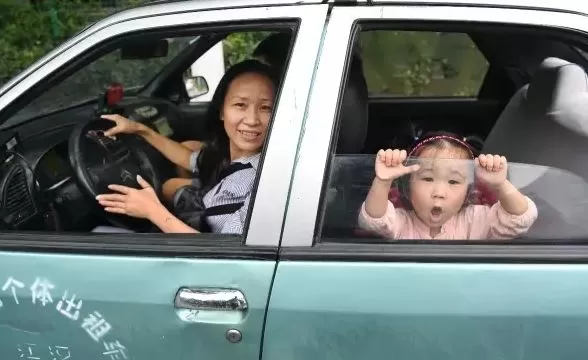 催泪! 周迅带女儿开出租爆红 感动全中国的背后 是多少妈妈的辛酸和爱?