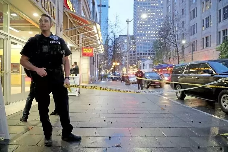 西雅图网红景点爆发枪击 8人死伤 人群疯狂逃命!