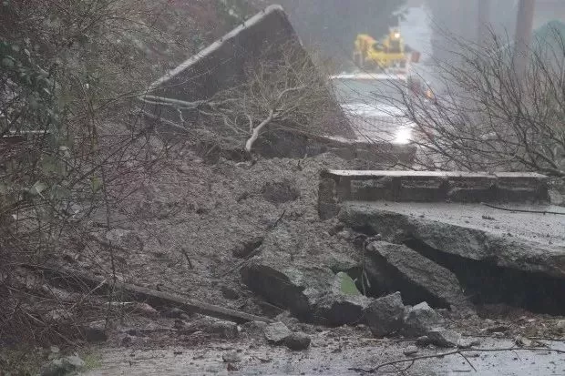 突发! 本拿比爆泥石流 民宅被砸 道路一片狼藉 多户人家撤离!