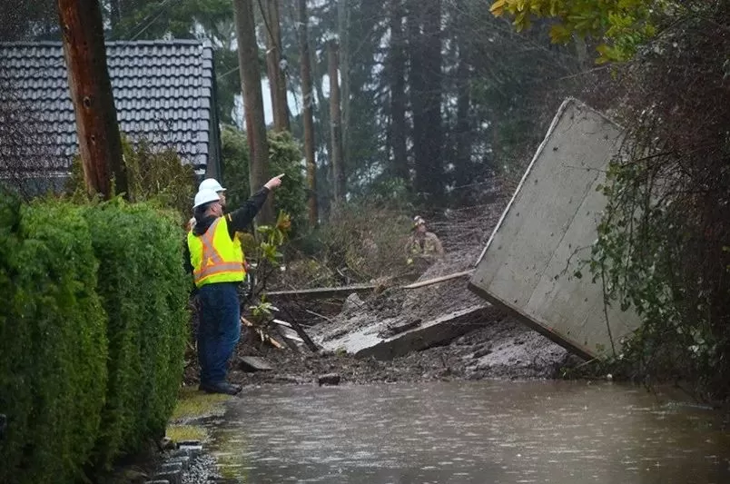 突发! 本拿比爆泥石流 民宅被砸 道路一片狼藉 多户人家撤离!