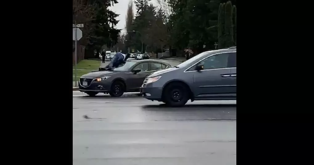 视频疯传! 大温男子扑上行驶中的私家车 司机发飙狂踩油门 骇人一幕发生!