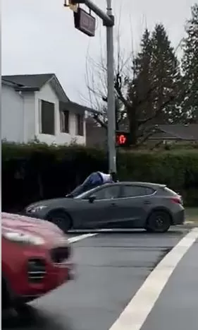 视频疯传! 大温男子扑上行驶中的私家车 司机发飙狂踩油门 骇人一幕发生!