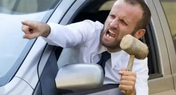 视频疯传! 大温男子扑上行驶中的私家车 司机发飙狂踩油门 骇人一幕发生!