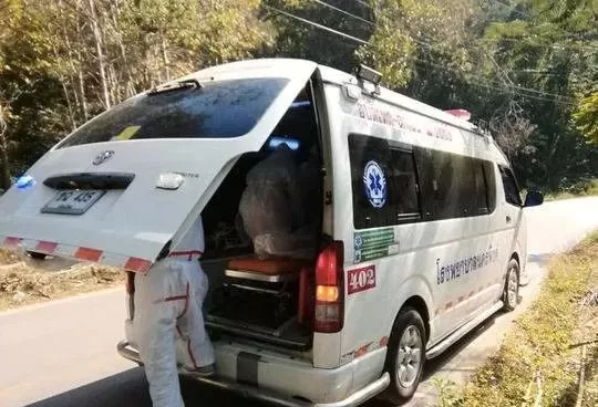 华人女子旅游胜地离奇死亡! 疑似肺炎 救护人员全副武装到场