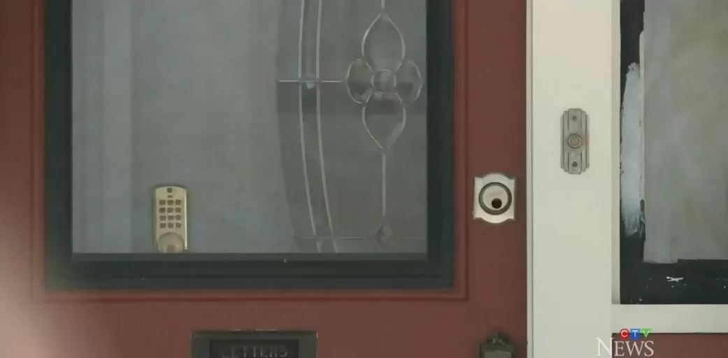 吓死! 加拿大妹子住Airbnb 一觉醒来发现衣柜里藏了个裸男!