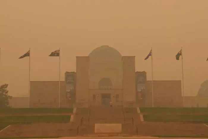 口罩告急！大火逼近澳洲首都 45度高温地狱般炙烤 灾难仍在继续