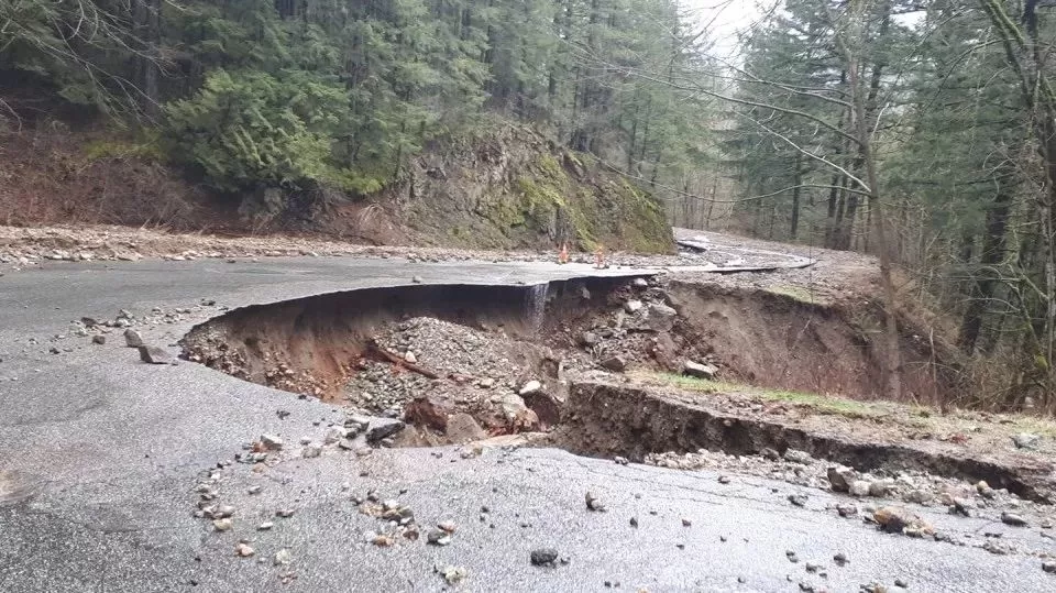 手机中断 道路塌陷 几百人被困 暴雨过后大温乱成这样了！