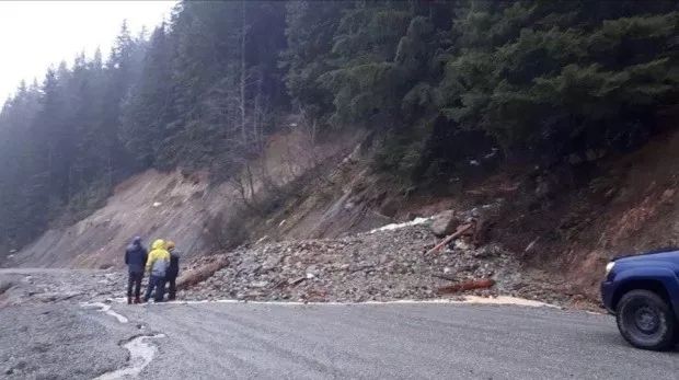 手机中断 道路塌陷 几百人被困 暴雨过后大温乱成这样了！