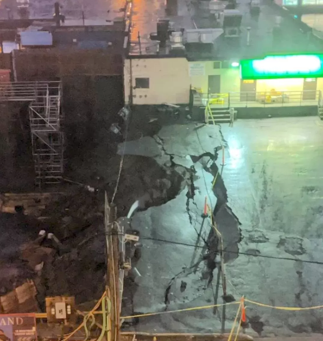 手机中断 道路塌陷 几百人被困 暴雨过后大温乱成这样了！