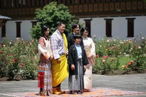 90后不丹王后怀二胎 惊艳孕照曝光 7岁定终身 21岁成皇后 太美了