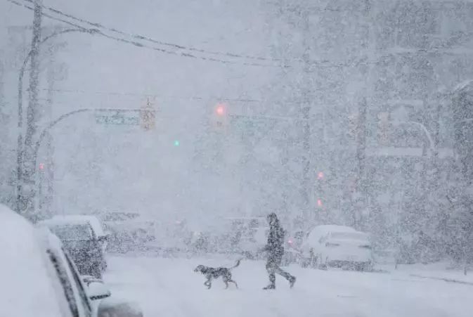 20cm暴雪砸大温! 停课封桥 航班停飞 路上又要堵爆 大家早点回家