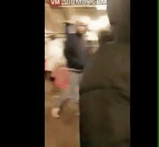 愤怒! 华人女子戴口罩上街 遭非裔男子辱骂暴打: 生病的贱人!
