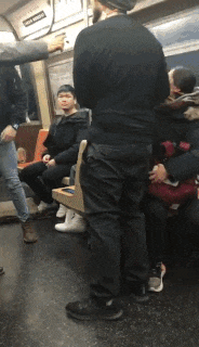 愤怒! 华人女子戴口罩上街 遭非裔男子辱骂暴打: 生病的贱人!