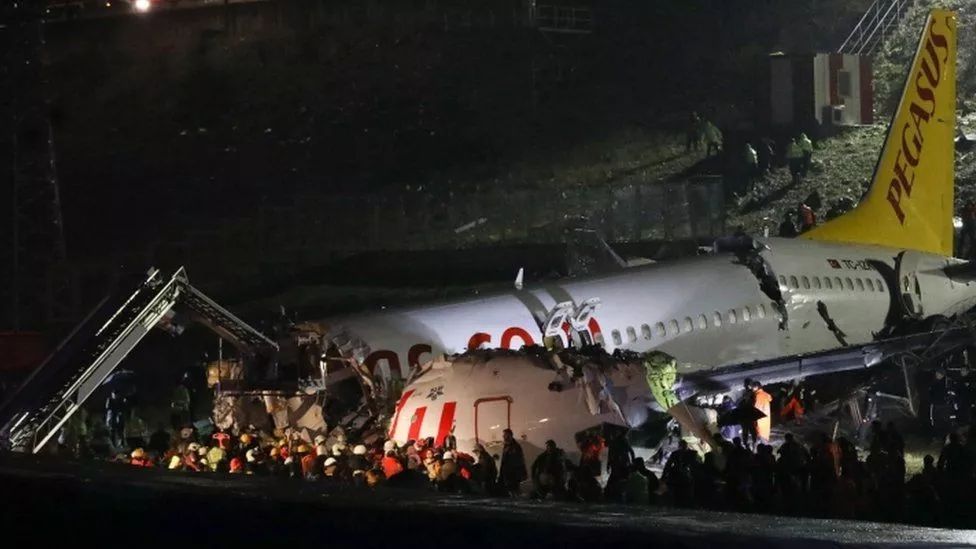 华人最爱旅游胜地突发灾难 已死41人! 客机断成3截 无数人被活埋!