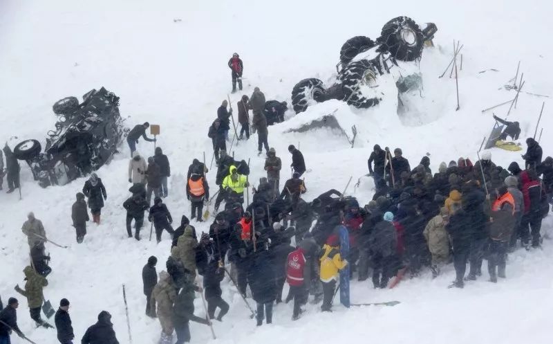 华人最爱旅游胜地突发灾难 已死41人! 客机断成3截 无数人被活埋!