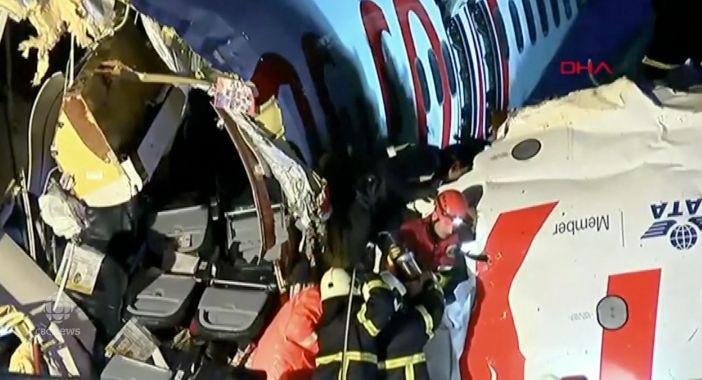 华人最爱旅游胜地突发灾难 已死41人! 客机断成3截 无数人被活埋!