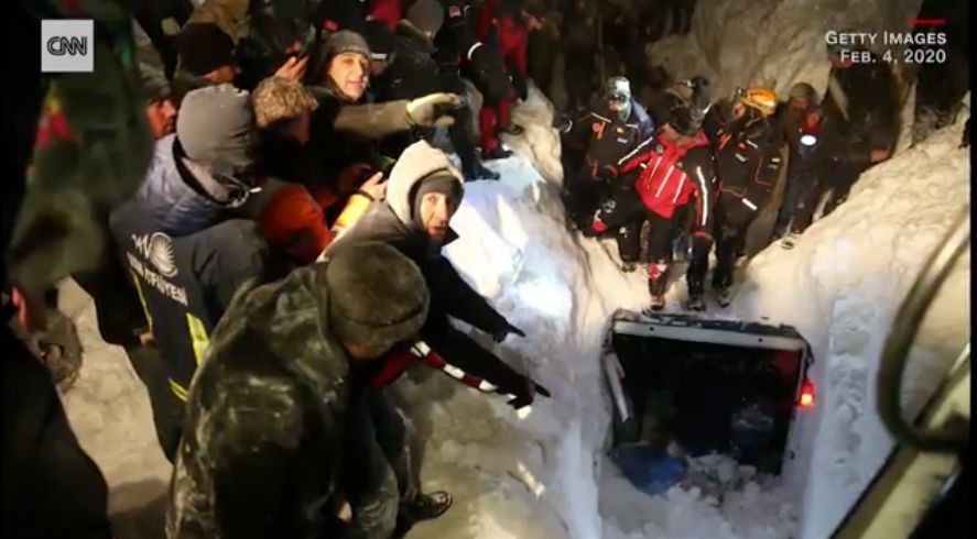 华人最爱旅游胜地突发灾难 已死41人! 客机断成3截 无数人被活埋!