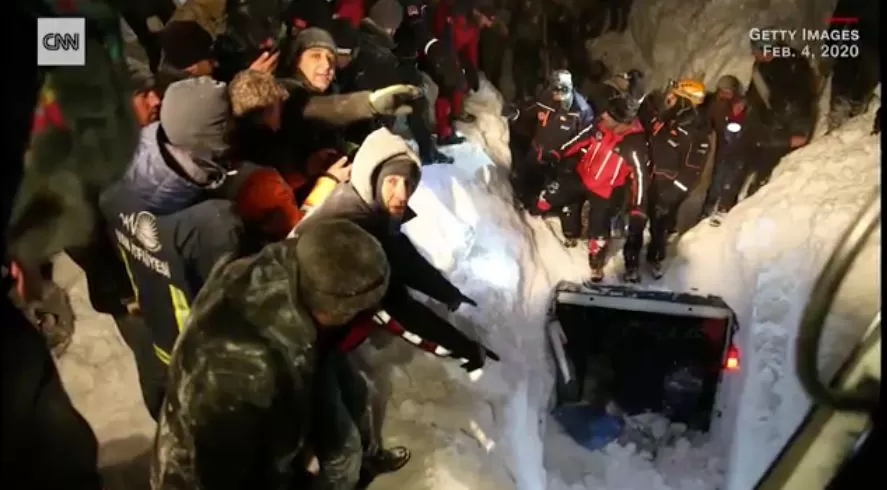 华人最爱旅游胜地突发灾难 已死41人! 客机断成3截 无数人被活埋!